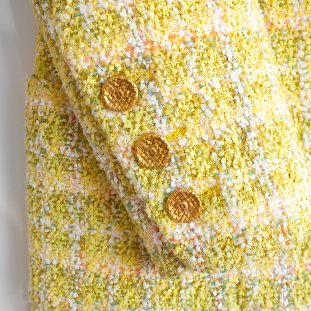 Iconic Chanel Vintage Spring/Summer 1994 Yellow Gold Tweed 94P Jacket - Picture 12 of 17